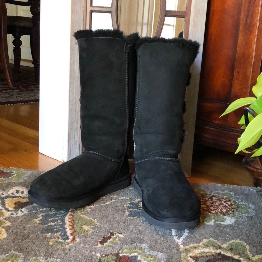 UGG Bailey 3 button boots, suede/shearling size 8